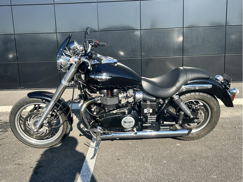 TRIUMPH BONNEVILLE SPEEDMASTER 865