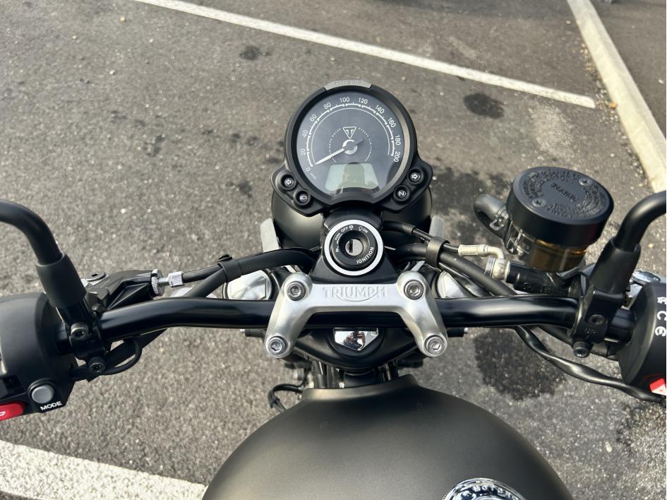 TRIUMPH STREET TWIN  900