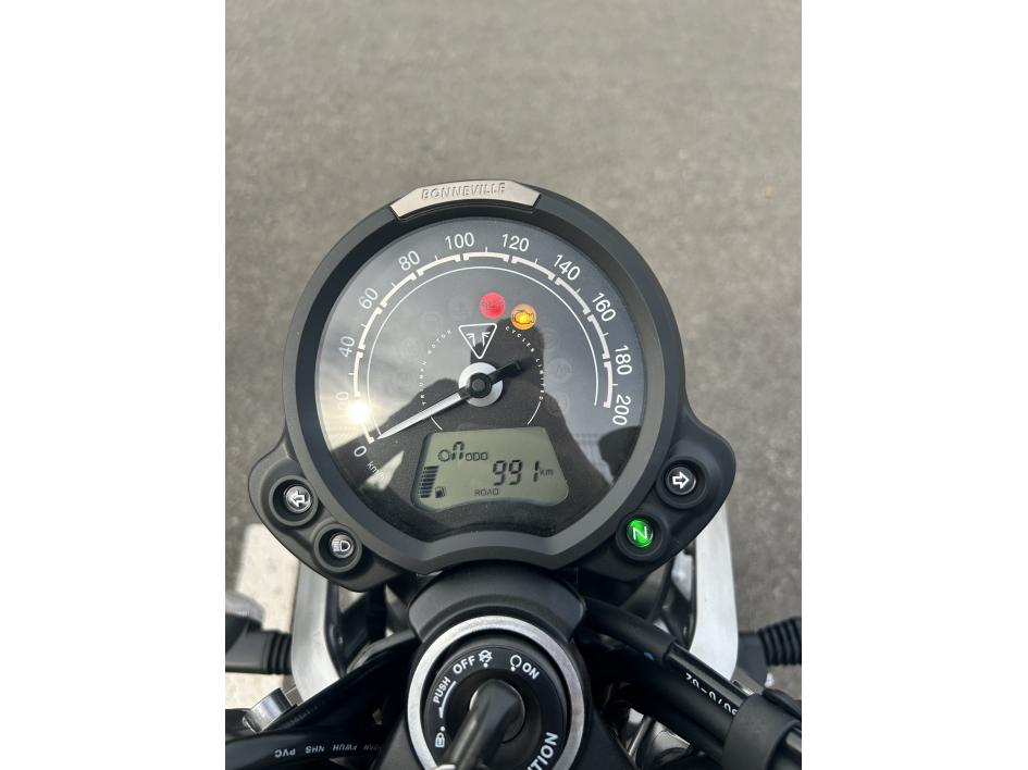 TRIUMPH STREET TWIN  900