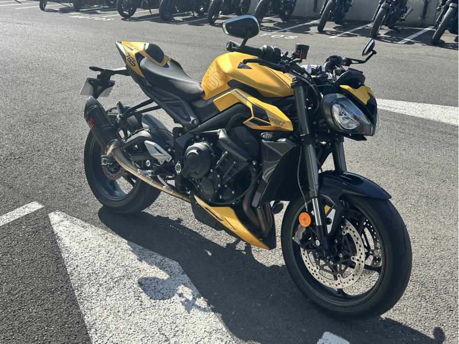 TRIUMPH STREET TRIPLE 765 RS COSMIC YELLOW