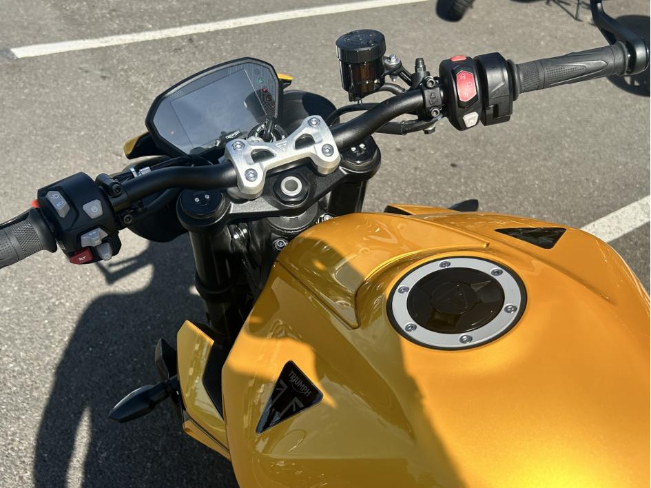 TRIUMPH STREET TRIPLE 765 RS COSMIC YELLOW