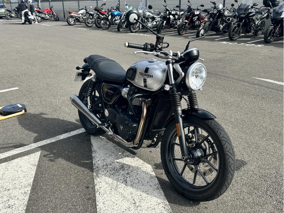 TRIUMPH STREET TWIN  900