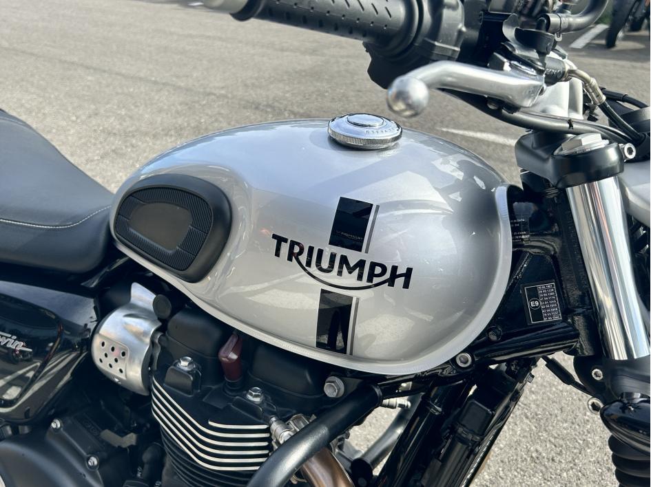 TRIUMPH STREET TWIN  900